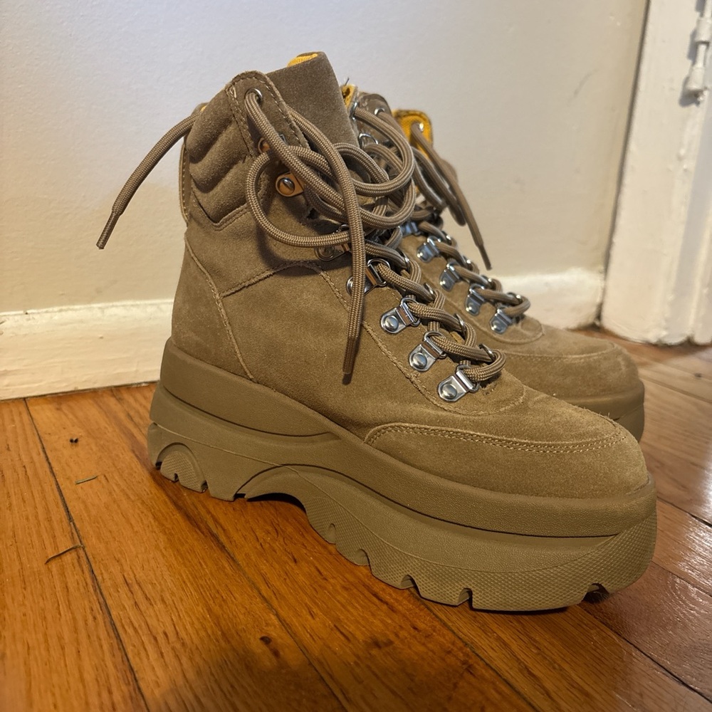 AQUA HALY Tan suede boots